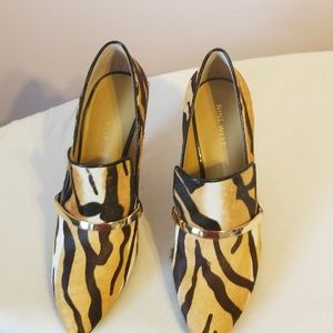 Nine west Animal print pump.